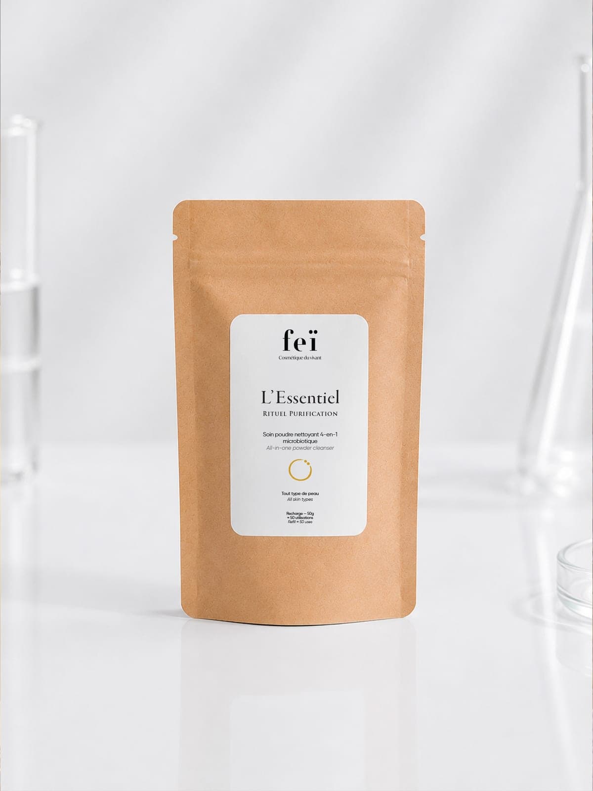 Un sachet de recharge debout, devant la verrerie du laboratoire